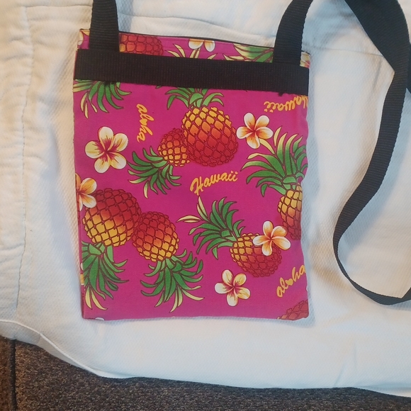 Magenta pineapple Hawaii local design brand cross body bag - Picture 4 of 6